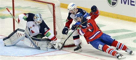 Lev Praha - Slovan Bratislava. Richard Gynge z týmu Lev Praha (vpravo), Ivan atelinka ze Slovanu Bratislava (uprosted) a branká Slovanu Jaroslav Janus (vlevo) 