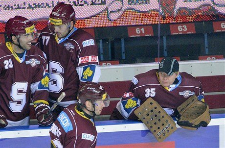 Sparta Praha - Bílí Tygi Liberec. Branká Marek Pinc ze Sparty (vpravo) zstal v utkání proti svým bývalým spoluhrám na lavice. Na snímku dále jsou Zleva) Alex Foster ze Sparty, Sacha Treille ze Sparty a Petr Tenkrát 