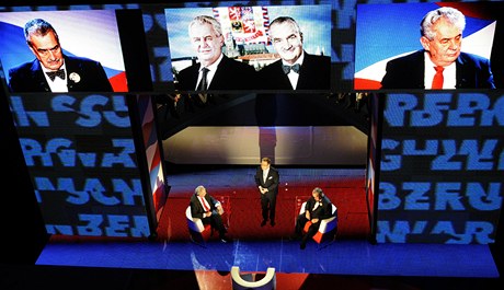 Karel Schwarzenberg a Milo Zeman v televizní debat vedené moderátorem Václavem Moravcem.