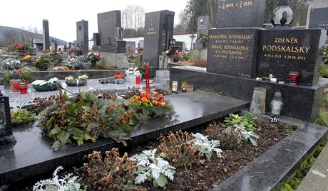 Do rodinného hrobu byla uloena rakev s ostatky Jiiny Jiráskové.