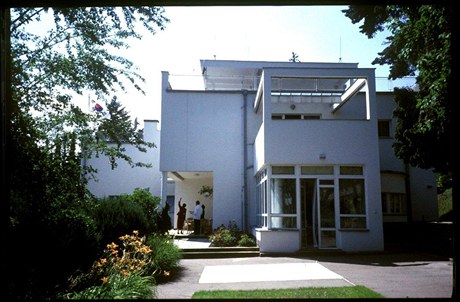 Schückova vila z let 19271929 v ulici Nad Kazankou v praské Troji je excelentním píkladem architektury tzv. bílého funkcionalismu. 