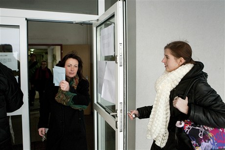 Ivana Zemanová skrývá tvá za volebními lístky, na manela po volb neeká a pedasn opoutí místnost 