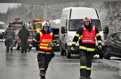 Hasii zasahují u hromadné nehody na rychlostní silnici R35 úsek u Lipníku nad Bevou