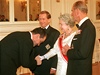 Kníe Karel Schwarzenberg se v roce 1996 klaní na recepci britské královn Albt II. 