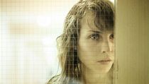 Je ten svetr skutečný? Anna (Noomi Rapace) žije ve světě, kde leccos není tím, čím se být zdá. | na serveru Lidovky.cz | aktuální zprávy