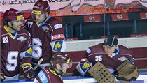 Sparta Praha - Bílí Tygři Liberec. Brankář Marek Pinc ze Sparty (vpravo) zůstal v utkání proti svým bývalým spoluhráčům na lavičce. Na snímku dále jsou Zleva) Alex Foster ze Sparty, Sacha Treille ze Sparty a Petr Tenkrát | na serveru Lidovky.cz | aktuální zprávy