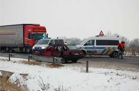 Pi sráce osobního a nákladního auta u Velvar na Kladensku zemeli dva lidé a dva byli zranni.