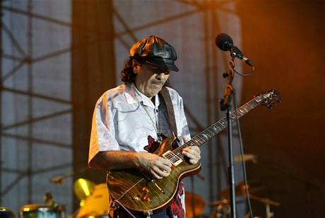 Carlos Santana v Praze v roce 2004