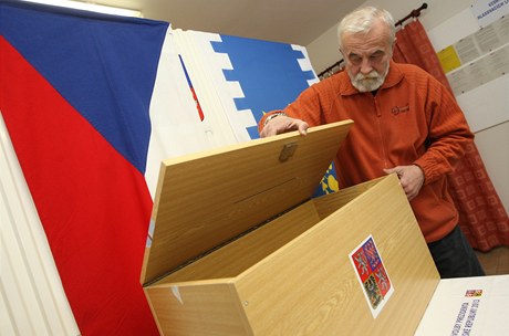 Starosta Frantiek Langr pipravuje místnost na prezidentské volby ve staré hasiské zbrojnici v orovech. 