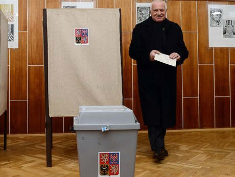Prezident Václav Klaus odevzdal svj hlas ve druhém kole prezidentských voleb. 