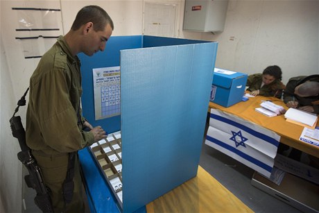 Volby na vojenské základn v jiním Izraeli