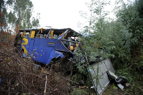 V Portugalsku havaroval autobus, sjel Autobus sjel ze silnice do rokle