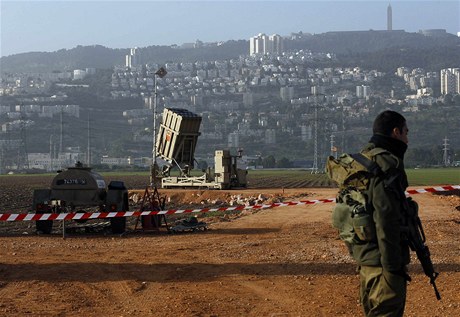 Baterie elezné klenby u stedomoského pístavu Haifa.