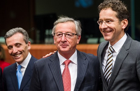 Odcházející éf Euroskupiny Jean-Claude Juncker, uprosted, jeho nový éf Jeroen Dijsselbloem, vpravo a italský ministr financí Vittorio Grilli