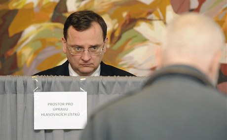 Premiér Petr Neas odevzdává svj hlas.