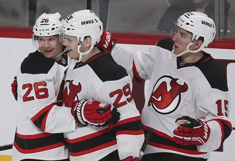 New Jersey Devils oslavují gól Patrika Eliáe v zápase proti Montrealu.