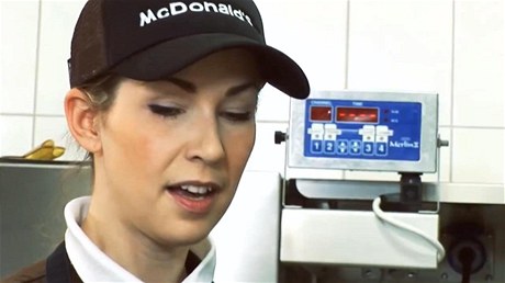 Studentka Katka v náborovém videu McDonald's zapomnla na okurku.