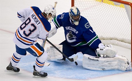 eský hokejista Ale Hemský z Edmontonu Oilers a branká Vancouveru Canucks Roberto Luongo