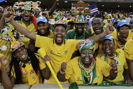 Fanouci fotbalist Jihoafrické republiky, vlevo dole je mu s vuvuzelou