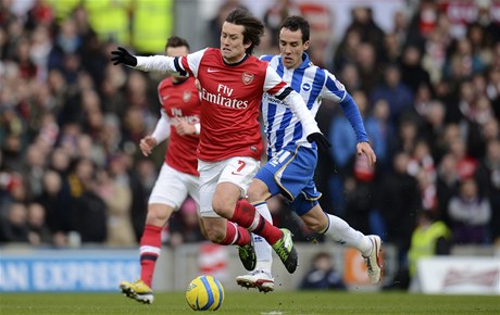 eský fotbalista Arsenalu Tomá Rosický (vlevo) a David López z Brightonu 