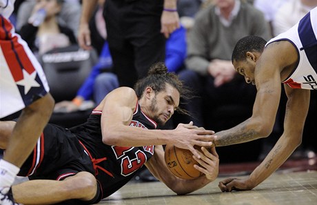 Basketbalista Chicaga Bulls Joakim Noah (vlevo) a Trevor Ariza z Washingtonu Wizards