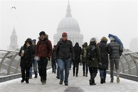 Sníh zasypal i Londýn, zde lidé procházejí pes most Millenium