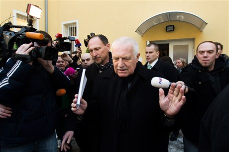 Václav Klaus po odchodu z volební místnosti.