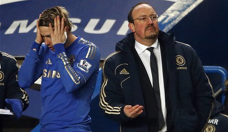 Chelsea. Vlevo Fernando Torres a Rafael Benítez.