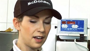 Studentka Katka v nborovm videu McDonald's zapomnla na okurku.