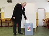 Milo Zeman vhazuje svj hlas do volební urny.