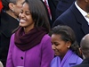 Dcery Obamových procházejí davem host ke Kapitolu