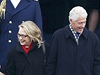 Manelé Clintonovi se zdraví s hosty ceremoniálu