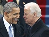 Obama se zdraví se svým viceprezidentem Bidenem, v pozadí Michelle Obamová s dcerou Maliou