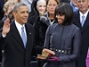 Obama písahá na bible, které pidruje jeho ena Michelle