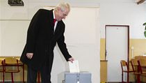 Miloš Zeman vhazuje svůj hlas do volební urny. | na serveru Lidovky.cz | aktuální zprávy