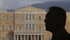ecký ministr financí Jannis Sturnaras ped budovou parlamentu