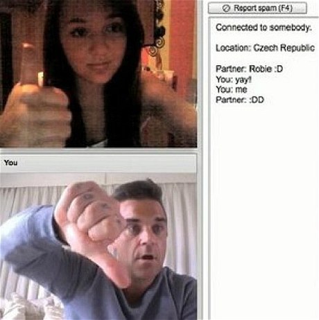 Robbie Williams ve svém klipu podkoval dívce z eska.