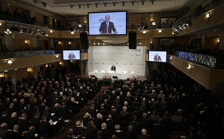 Transatlantické vztahy a krize v eurozón dominovaly úvodu 49. mnichovské bezpenostní konference.