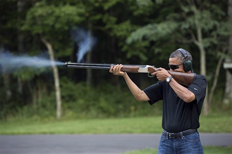 Americký prezident Obama stílí z brokovnice