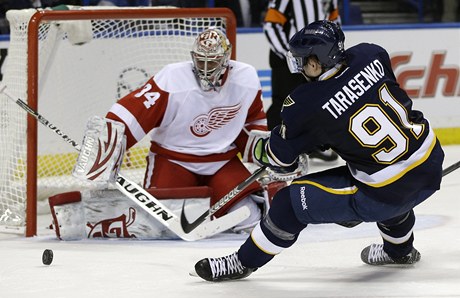 Zákrok brankáe Petra Mrázka pi zápase Detroitu a St. Louis.