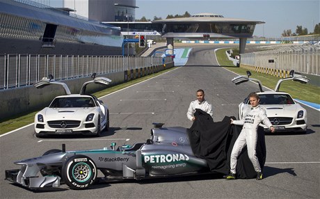 Piloti formule 1 stáje Mercedes Nico Rosberg (vpravo) a Lewis Hamilton s novým vozem