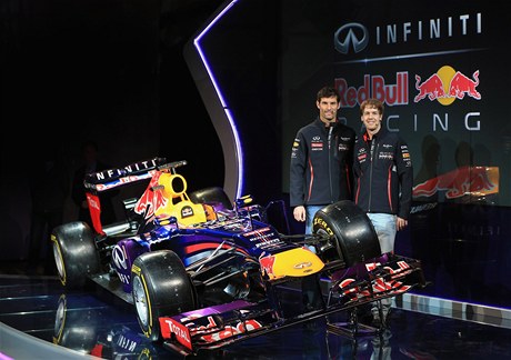 Piloti formule 1 ze stáje Red Bull Mark Webber (vlevo) a Sebastian Vettel