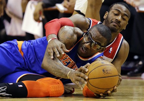 Basketbalista New Yorku Knicks Amare Stoudemire (vpedu) a John Wall z Washingtonu Wizards