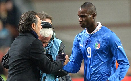 Trenér fotbalist Itálie Cesare Prandelli (vlevo) a útoník Mario Balotelli