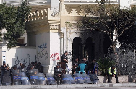 Egyptská policie ped prezidentským palácem v Káhie