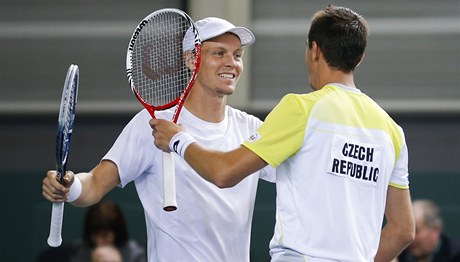 Tomá Berdych (vlevo) a Luká Rosol slaví vítzství