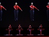 Vystoupení Kraftwerku jsou tradin statická, výtvarn stylizovaná a doprovází je projekce.