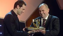Anketu Fotbalista roku vyhrál brankář Petr Čech (vlevo). Trofej mu předal předseda Fotbalové asociace ČR Miroslav Pelta | na serveru Lidovky.cz | aktuální zprávy