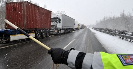 Slovenská policie uzavela hranice pro kamiony jedoucí do Maarska.