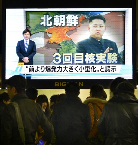 Japonci s obavami sledují vysílání o atomové bomb KLDR